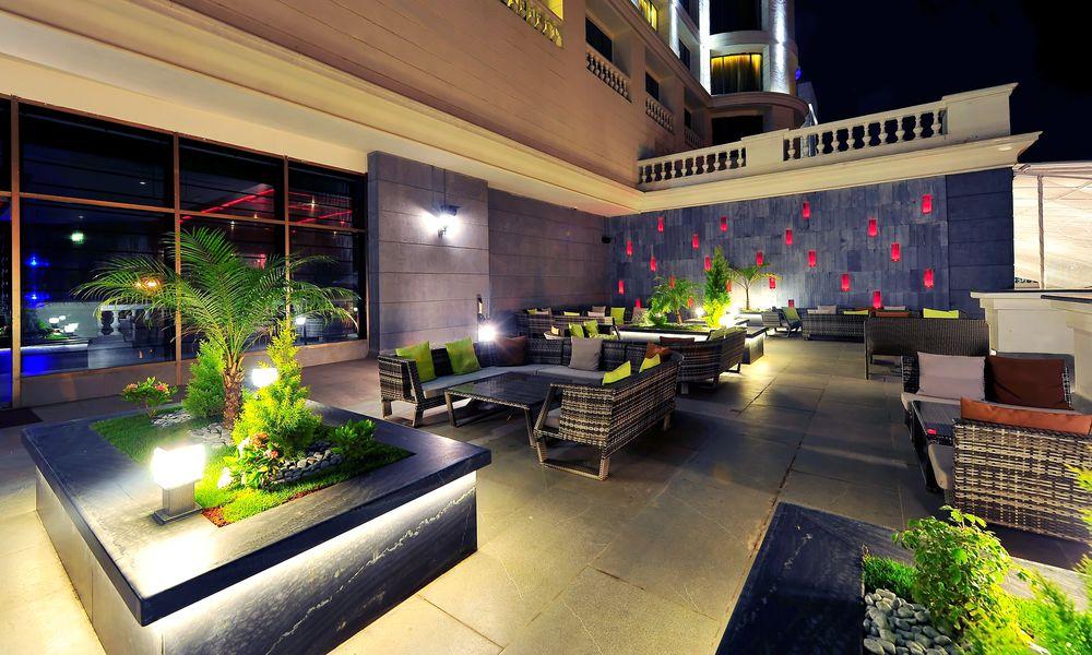 Radisson Blu Plaza Hotel Mysore Exteriör bild The Terrace
