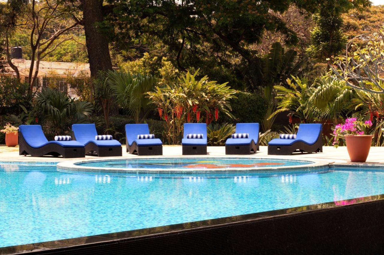 Radisson Blu Plaza Hotel Mysore Exteriör bild The pool at the Four Seasons Hotel
