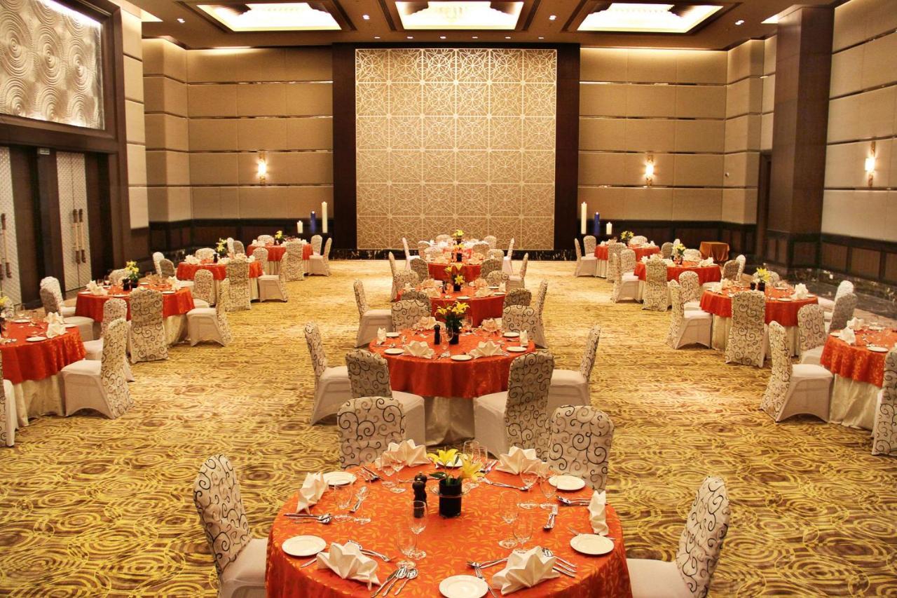 Radisson Blu Plaza Hotel Mysore Exteriör bild The Grand Ballroom