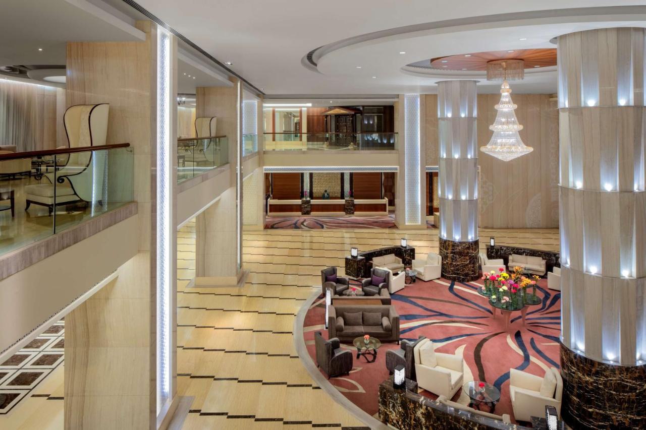 Radisson Blu Plaza Hotel Mysore Exteriör bild Lobby