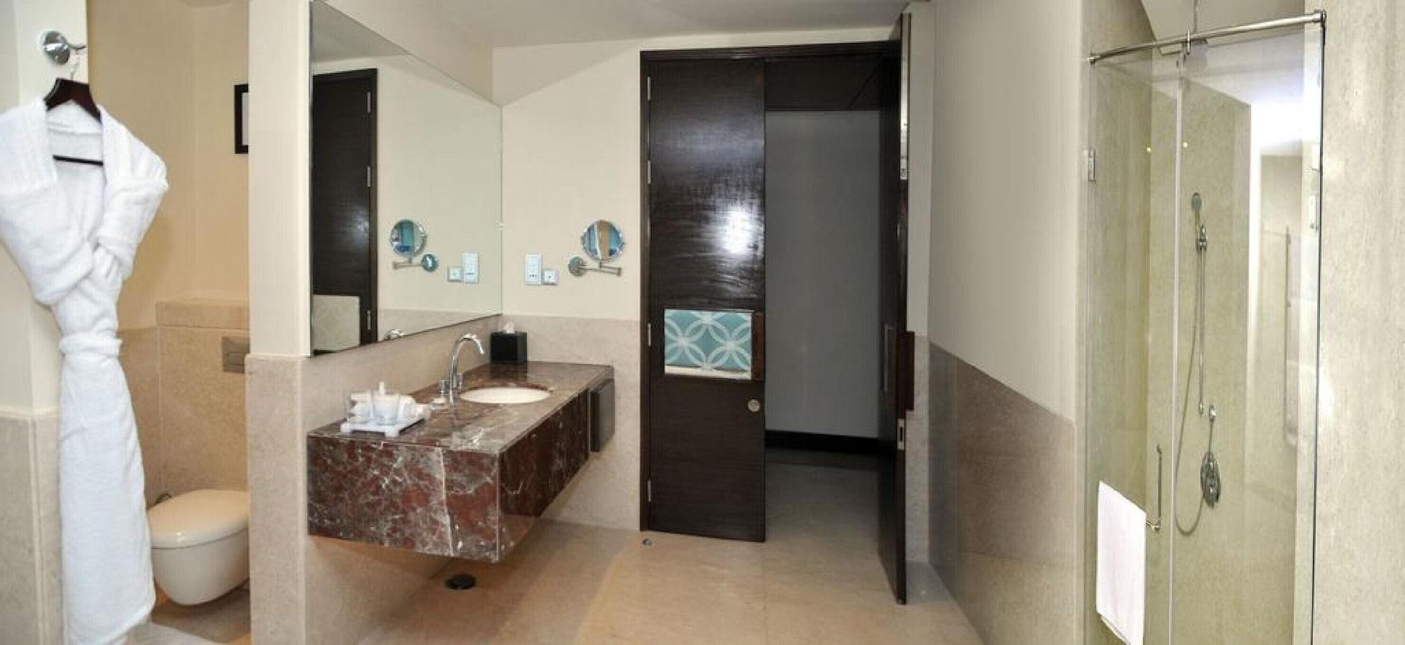 Radisson Blu Plaza Hotel Mysore Exteriör bild Bathroom in a hotel room