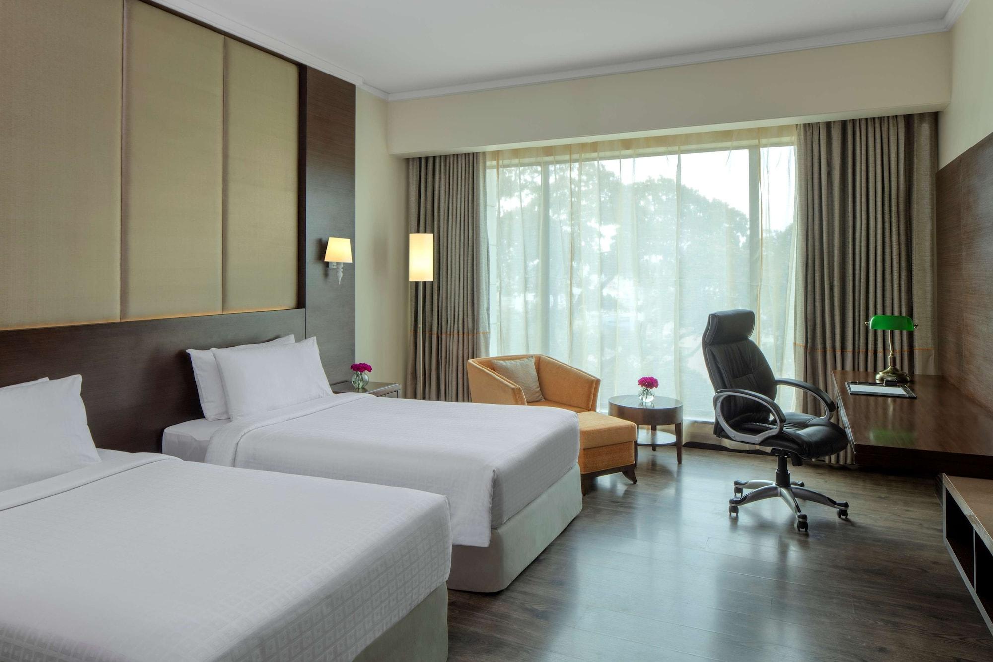 Radisson Blu Plaza Hotel Mysore Exteriör bild Deluxe Room