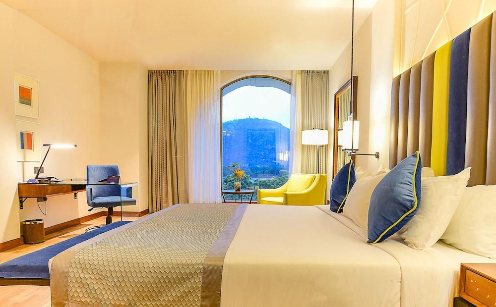Radisson Blu Plaza Hotel Mysore Exteriör bild Deluxe Room