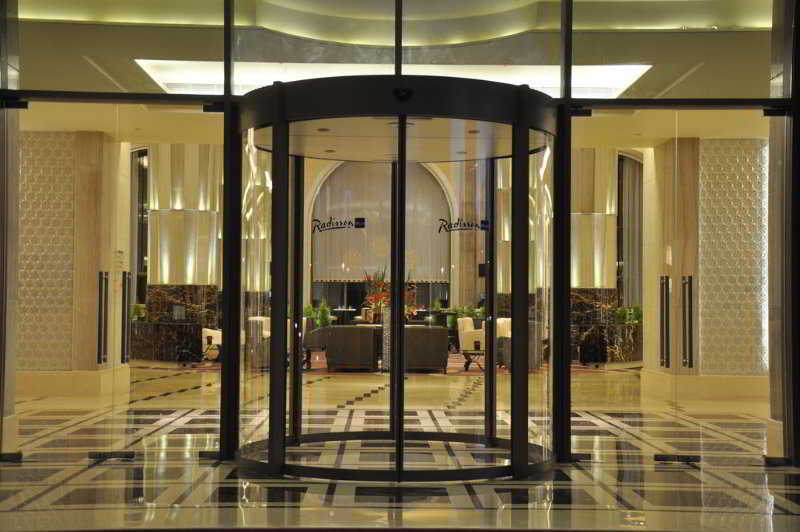 Radisson Blu Plaza Hotel Mysore Exteriör bild A revolving door in a hotel