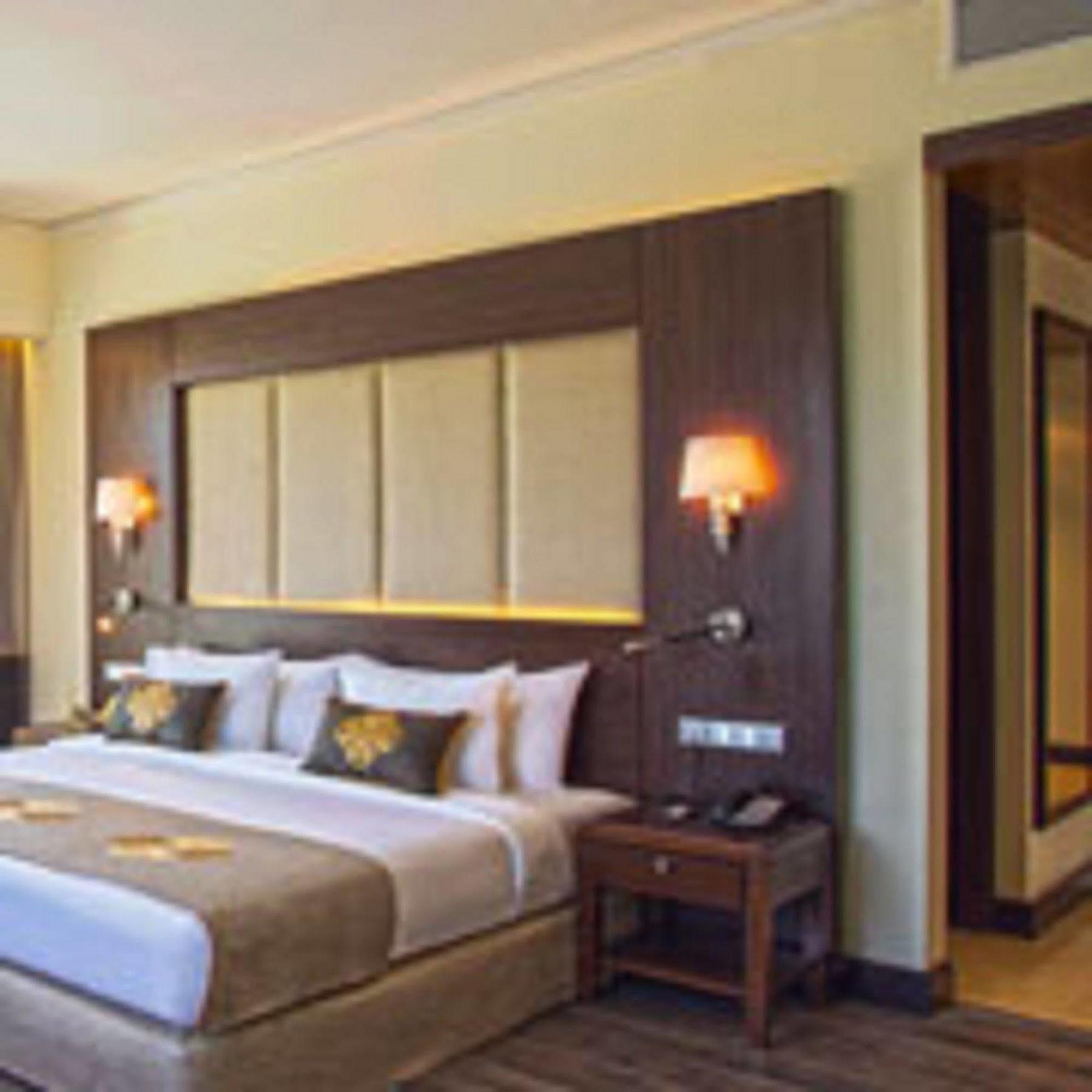 Radisson Blu Plaza Hotel Mysore Exteriör bild A room at the hotel