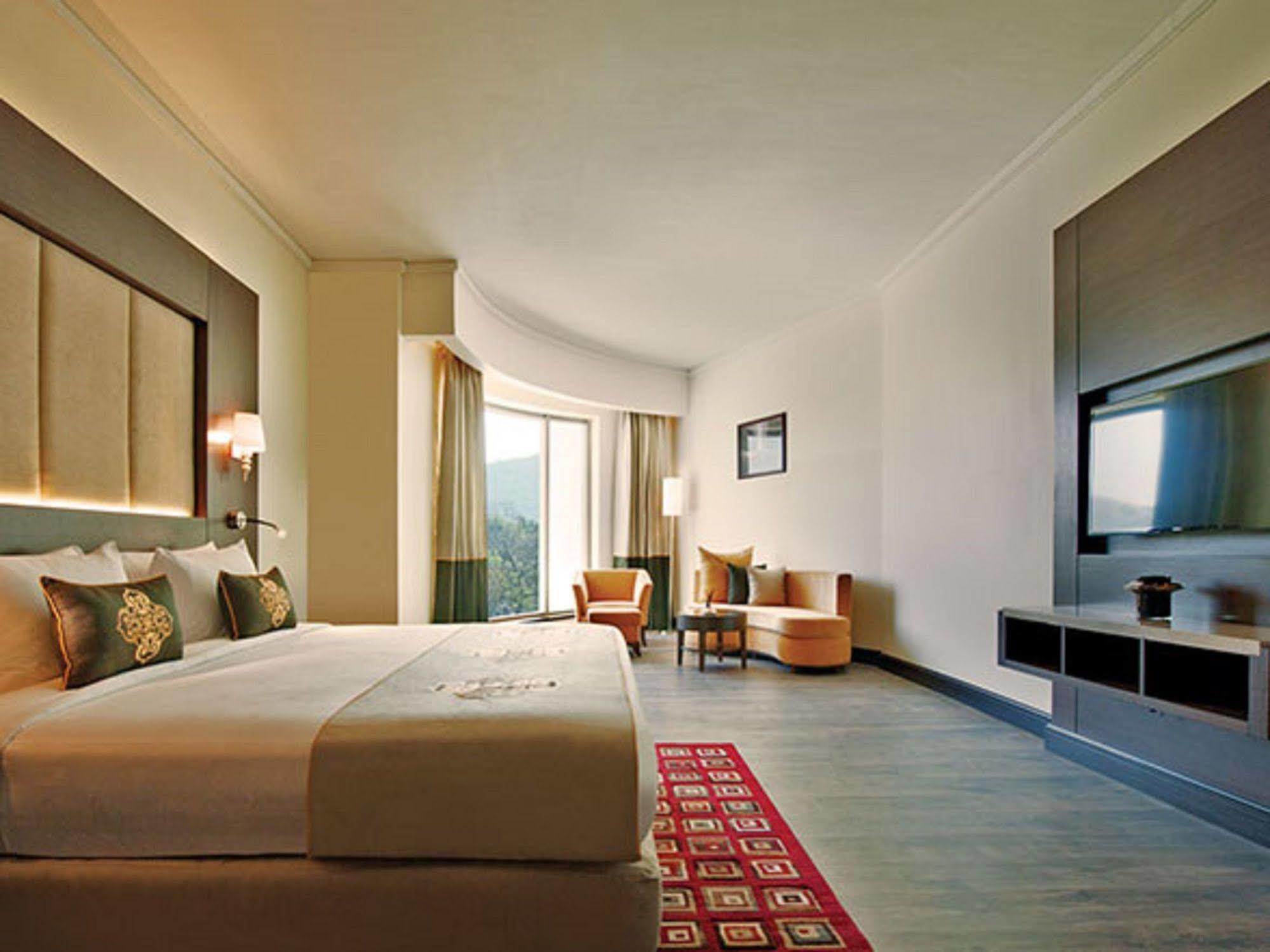Radisson Blu Plaza Hotel Mysore Exteriör bild Deluxe Room