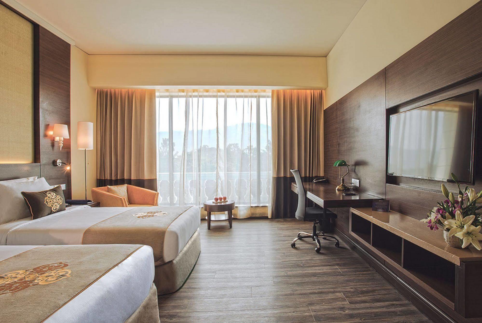 Radisson Blu Plaza Hotel Mysore Exteriör bild Deluxe Room