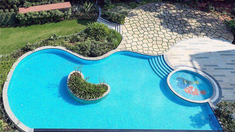 Radisson Blu Plaza Hotel Mysore Exteriör bild A swimming pool