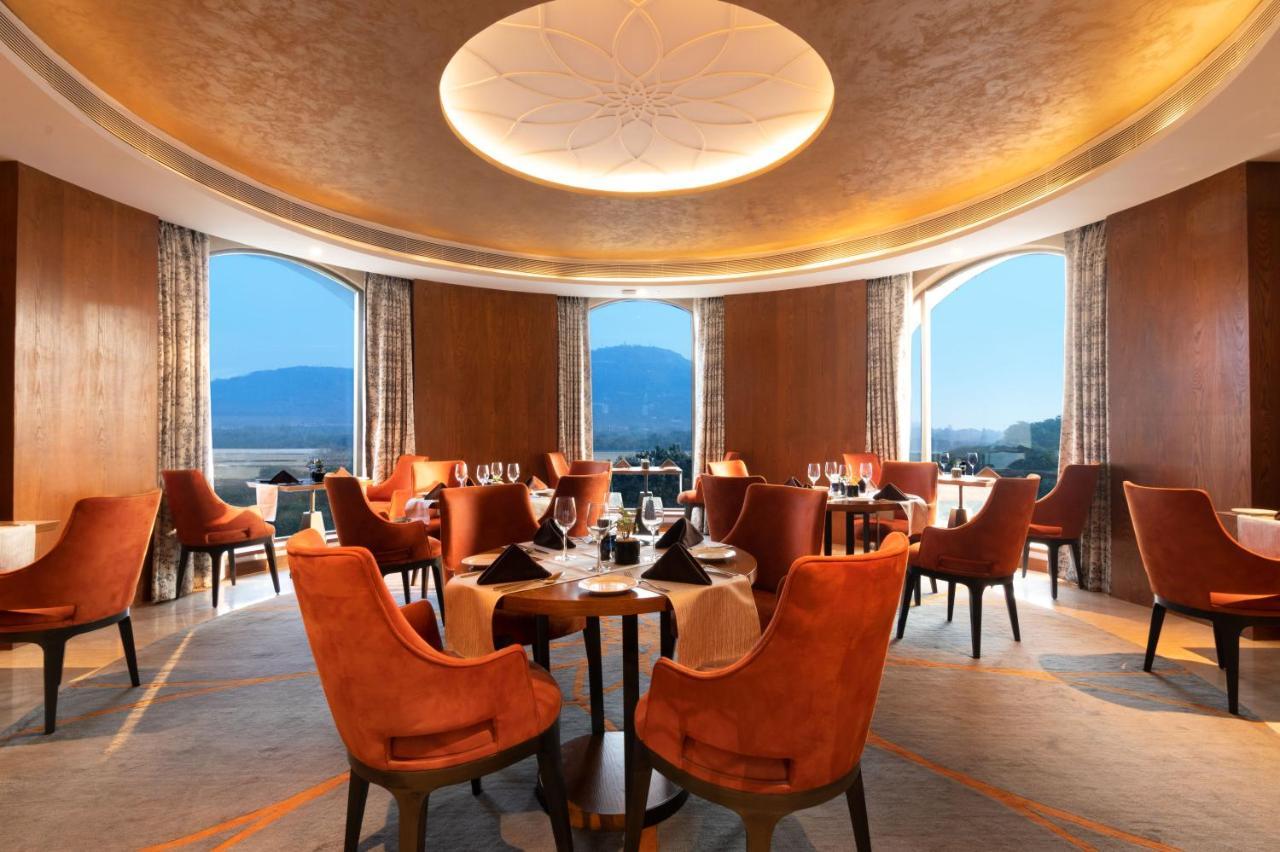 Radisson Blu Plaza Hotel Mysore Exteriör bild The Club Lounge at the Renaissance Hotel