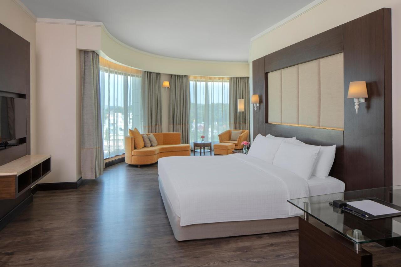 Radisson Blu Plaza Hotel Mysore Exteriör bild Suite
