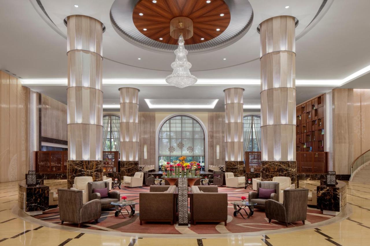 Radisson Blu Plaza Hotel Mysore Exteriör bild The lobby of the hotel