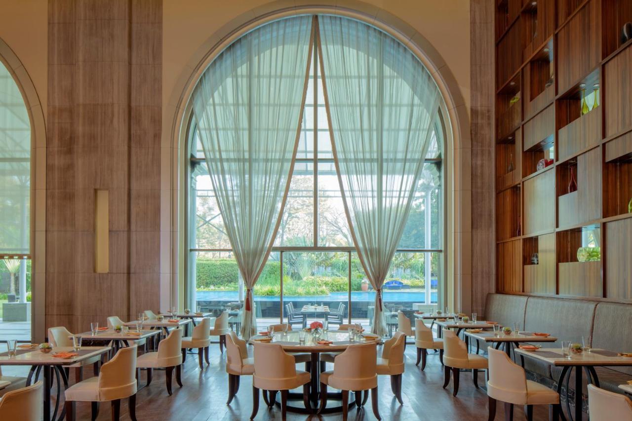 Radisson Blu Plaza Hotel Mysore Exteriör bild The restaurant
